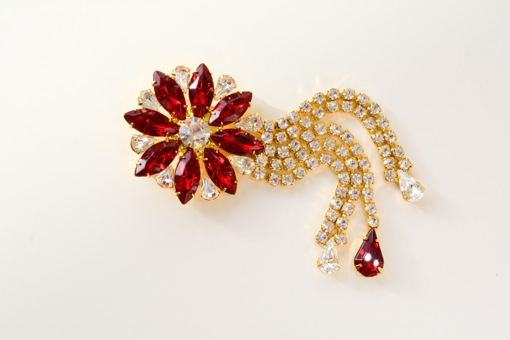 Brooch as a flower head with drops that move